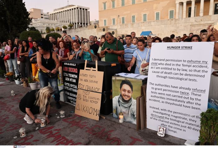 ΣΥΓΚΕΝΤΡΩΣΗ ΣΥΜΠΑΡΑΣΤΑΣΗΣ ΣΤΟΝ ΑΠΕΡΓΟ ΠΕΙΝΑΣ ΠΑΤΕΡΑ ΤΟΥ ΘΥΜΑΤΟΣ ΤΩΝ ΤΕΜΠΩΝ ΝΤΕΝΙ ΡΟΥΤΣΙ ΣΤΟ ΣΥΝΤΑΓΜΑ