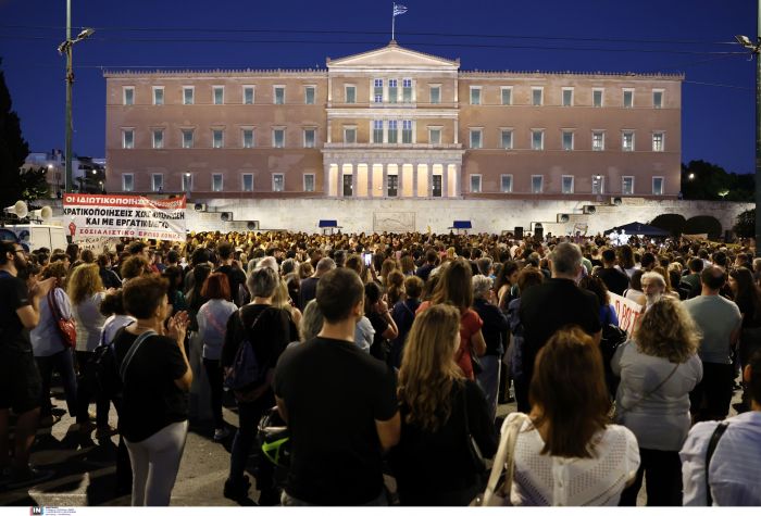 ΣΥΓΚΕΝΤΡΩΣΗ ΣΥΜΠΑΡΑΣΤΑΣΗΣ ΣΤΟΝ ΑΠΕΡΓΟ ΠΕΙΝΑΣ ΠΑΤΕΡΑ ΤΟΥ ΘΥΜΑΤΟΣ ΤΩΝ ΤΕΜΠΩΝ ΝΤΕΝΙ ΡΟΥΤΣΙ ΣΤΟ ΣΥΝΤΑΓΜΑ