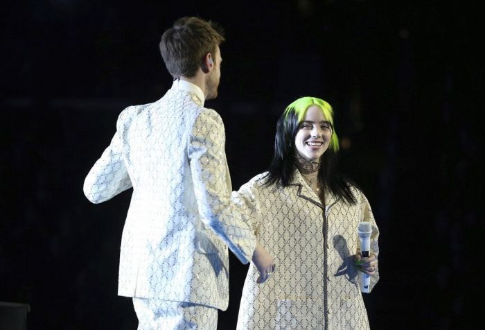 Τα δύο αδέλφια με ασορτί λευκά Gucci looks στα Grammys το 2020.