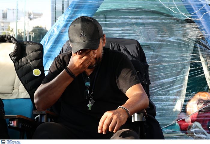 ΣΥΝΕΧΙΖΕΙ ΓΙΑ 21η ΜΕΡΑ ΤΗΝ ΑΠΕΡΓΙΑ ΠΕΙΝΑΣ Ο ΠΑΤΕΡΑΣ ΤΟΥ ΘΥΜΑΤΟΣ ΤΩΝ ΤΕΜΠΩΝ ΝΤΕΝΙ ΡΟΥΤΣΙ ΣΤΟ ΣΥΝΤΑΓΜΑ