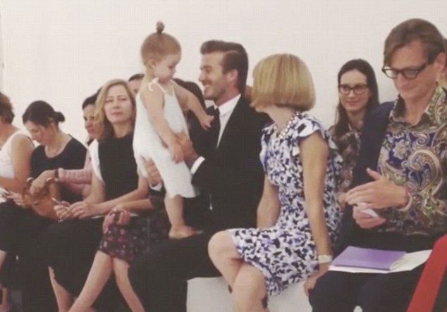 Celebrity από κούνια: Η Harper Beckham στο fashion show της μαμάς δίπλα στην Anna Wintour