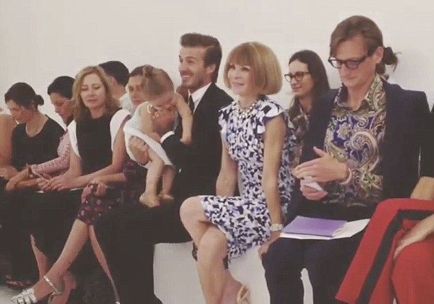 Celebrity από κούνια: Η Harper Beckham στο fashion show της μαμάς δίπλα στην Anna Wintour