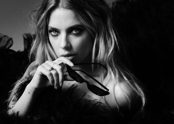 Ashley Benson. Όλοι έχουμε ατέλειες και πρέπει να μάθουμε να τις «αγκαλιάζουμε» και να είμαστε ο εαυτός μας. Μου πήρε λίγο χρόνο να το καταλάβω, αλλά στο τέλος της ημέρας, θα είσαι πολύ καλύτερα αν δε σκέφτεσαι συνέχεια τι πρέπει και τι δεν πρέπει να τρως