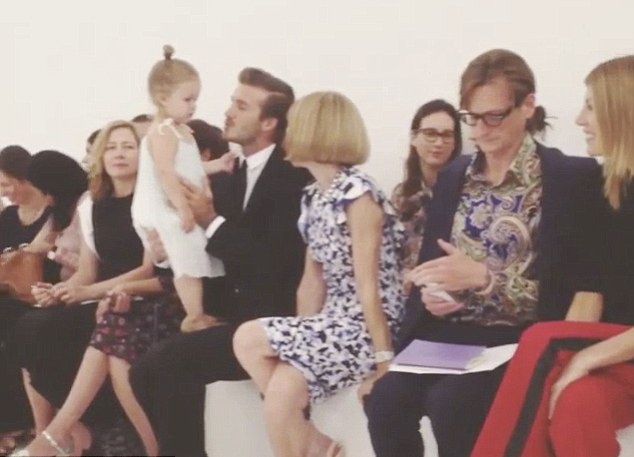 Celebrity από κούνια: Η Harper Beckham στο fashion show της μαμάς δίπλα στην Anna Wintour