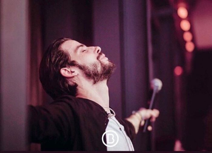 Σε αυτό το home edition cover ο Αναστάσιος Ράμμος είναι αγνώριστος (+video)