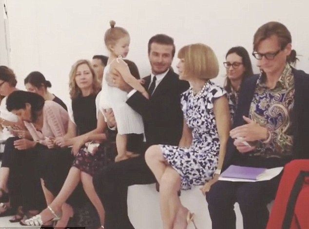 Celebrity από κούνια: Η Harper Beckham στο fashion show της μαμάς δίπλα στην Anna Wintour