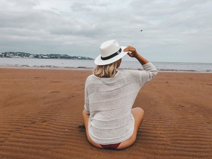 Ένα panama hat είναι ιδανικό τόσο για την παραλία όσο και για την απογευματινή σου βόλτα.