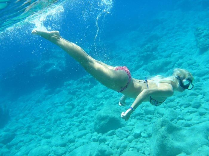 Σε αυτές τις φωτογραφίες της Μενεγάκη με μπικίνι δεν υπάρχει ίχνος photoshop