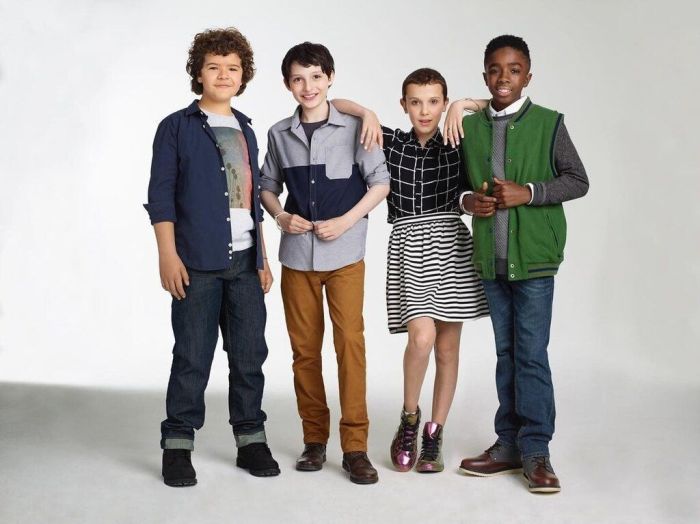 Οι κύριοι χαρακτήρες της σειράς (Dustin, Mike, Eleven, και Lucas) την πρώτη σεζόν.