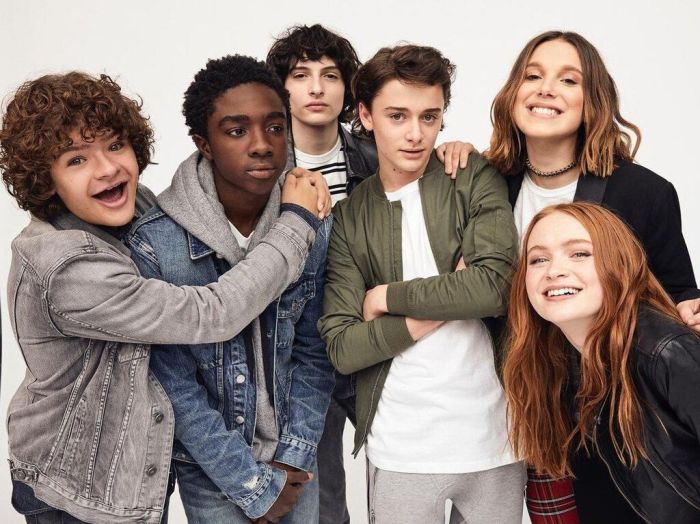 Οι κύριοι χαρακτήρες της σειράς (Dustin, Lucas, Mike, Will, Eleven, και Max) την τρίτη σεζόν.