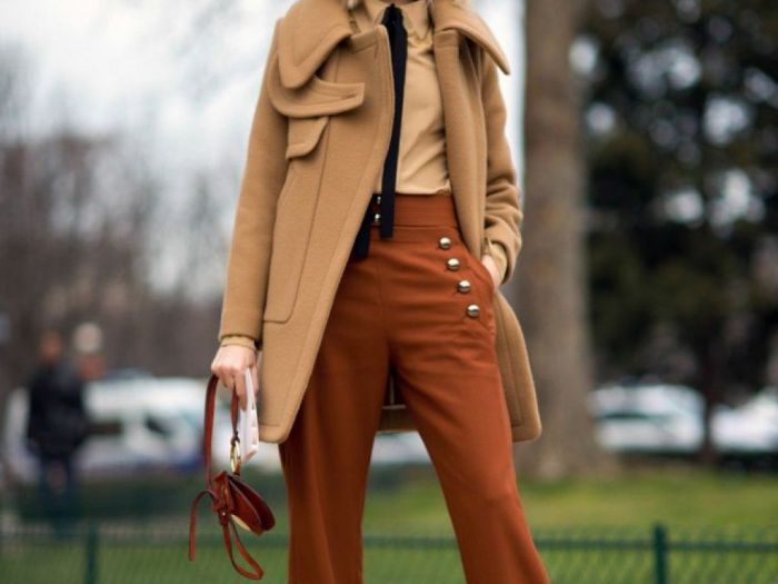 Είναι το χρώμα που ταιριάζει περισσότερο από κάθε άλλο στις preppy εμφανίσεις σου. Ειδικά σε αυτές που έχουν και έναν 70s αέρα, καθώς το καφέ είναι συνώνυμο των μοντγκόμερι. 