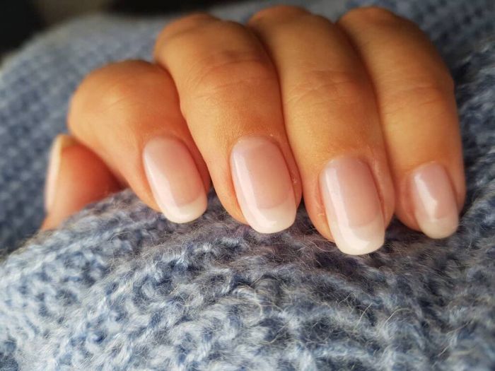 Ξεκίνα από τη λευκή γραμμή. Για να έχεις την τέλεια λευκή γραμμή χρησιμοποίησε λευκοπλάστη στο υπόλοιπο νύχι που δε θες να βάψεις και αφού ολοκληρώσεις ξεκόλλησέ το με προσοχή.