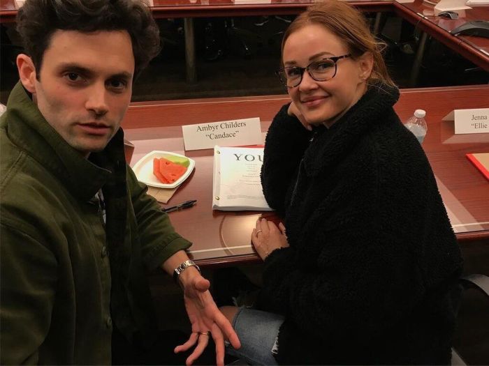 Η δεύτερη σεζόν του You θα κάνει την άφιξή της στο Netflix στις 26 Δεκεμβρίου, δηλαδή μόλις έναν μήνα και κάτι μακριά από σήμερα, οπότε η αναμονή είναι πια μικρή.