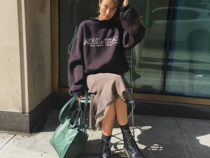 Κράτα το σύνολό σου απλό με ένα ελαφρύ πλεκτό, μια μάξι φούστα και αρβύλες. @evvech