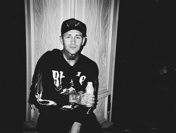 Γνώρισε τον Arizona Zervas: Ο «AZ» με τα viral video και τη μουσική του θα γίνει το νέο σου crush