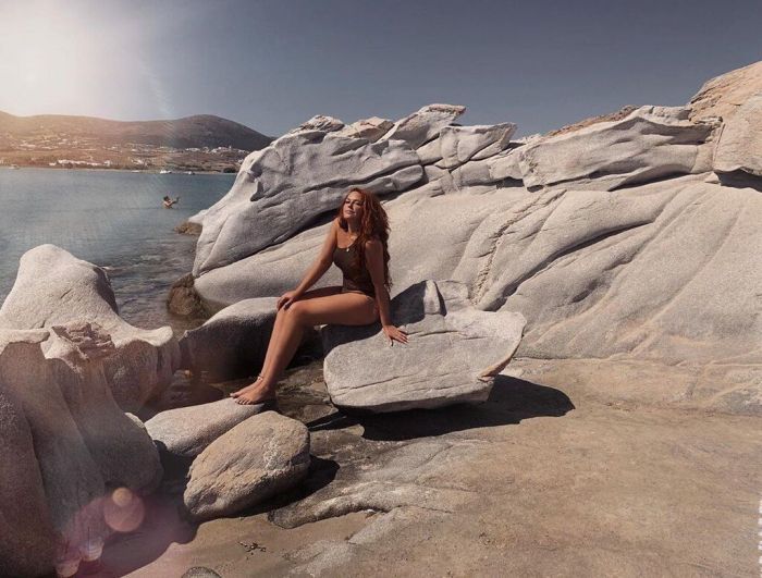 Το καλοκαίρι αυτό, το τόσο ξεχωριστό, η Σίσσυ το περνάει φουλ στα μαγιό