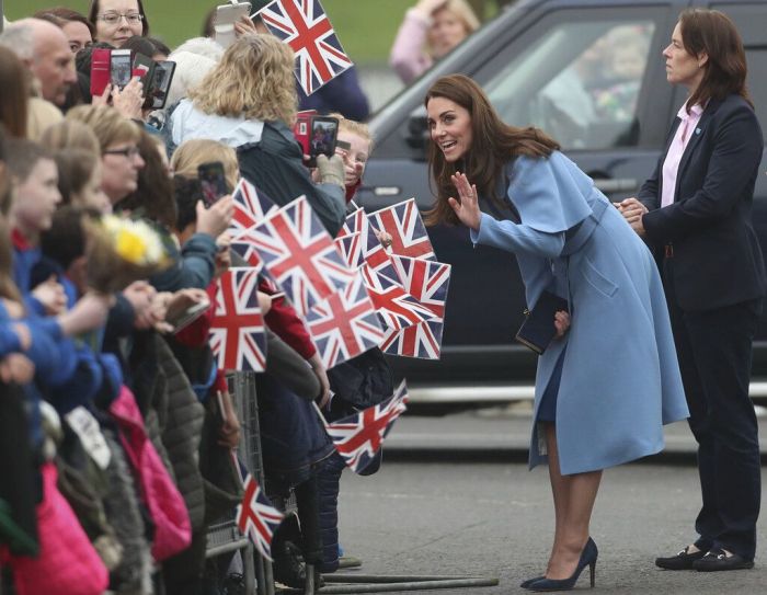 Πώς να φορέσεις την κάπα όπως η Kate Middleton και η Meghan Markle