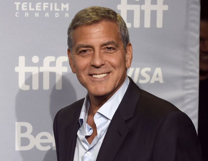 Κάποια στιγμή, η Dakota συνάντησε τον George σε ένα αεροπλάνο και, αφού της αποκάλυψε ότι ξέρει τι ακριβώς κάνει με το όνομά του, της είπε ότι δεν έχει πρόβλημα.