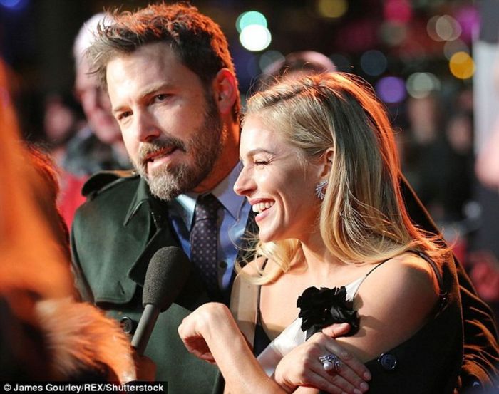 Το τρυφερό τετ-α-τετ των δύο stars είναι άραγε η αρχή ενός νέου ειδυλλίου στο Hollywood;