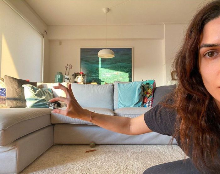 Η Τόνια Σωτηροπούλου αυτοφωτογραφίζεται στο διαμέρισμά της κι εμείς λέμε ουάου για τη διακόσμηση 