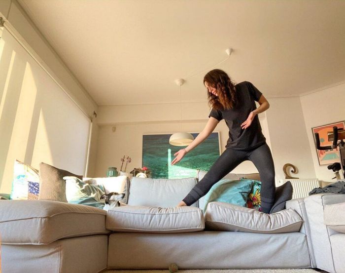 Η Τόνια Σωτηροπούλου αυτοφωτογραφίζεται στο διαμέρισμά της κι εμείς λέμε ουάου για τη διακόσμηση 