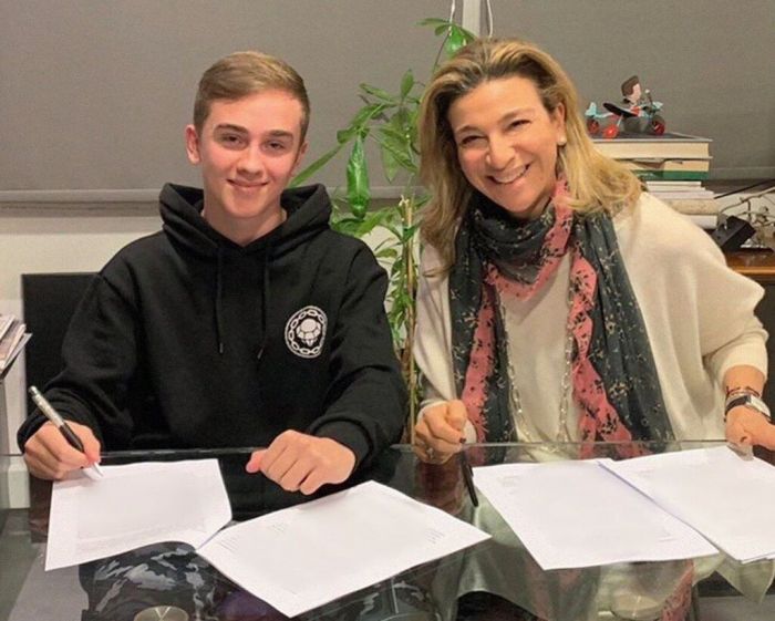 O Archolekas κυκλοφόρησε το πρώτο του video clip και ουρλιάζουμε 