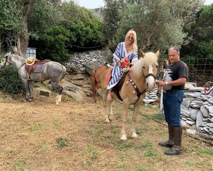 Στην Άνδρο βρίσκεται για το Σαββατοκύριακο η Ελένη Μενεγάκη, και όπως βλέπουμε περνάει υπέροχα.