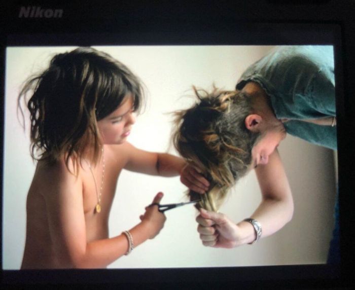 Αρχικά προηγήθηκε το κόψιμο των μαλλιών της ηθοποιού στο οποίο την βοήθησε ο γιος της ενώ λίγο αργότερα πόζαρε η ίδια υπερήφανη μπροστά στο φακό.