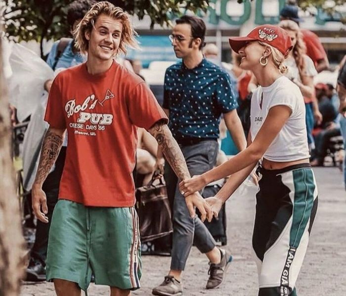 Η Hailey Baldwin αποκαλύπτει γιατί ήθελε να πάρει το επίθετο το Justin Bieber