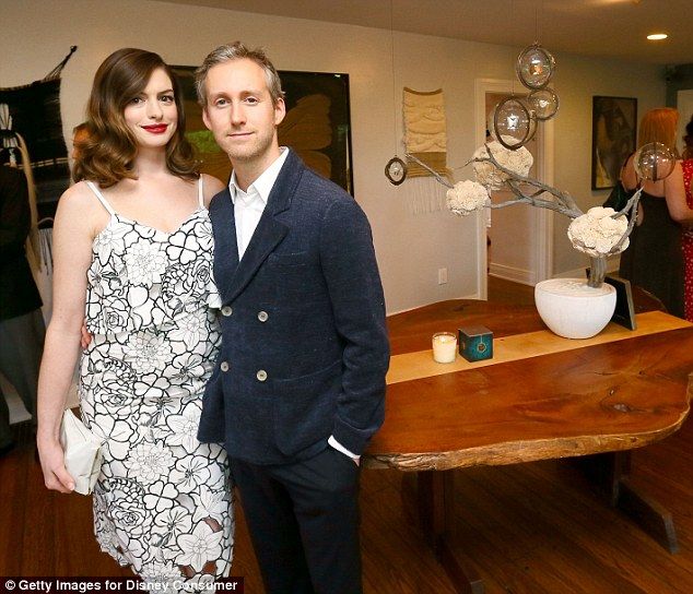 Η πρώτη επίσημη εμφάνιση της Anne Hathaway μετά τη γέννα είναι ακριβώς αυτό που περιμέναμε