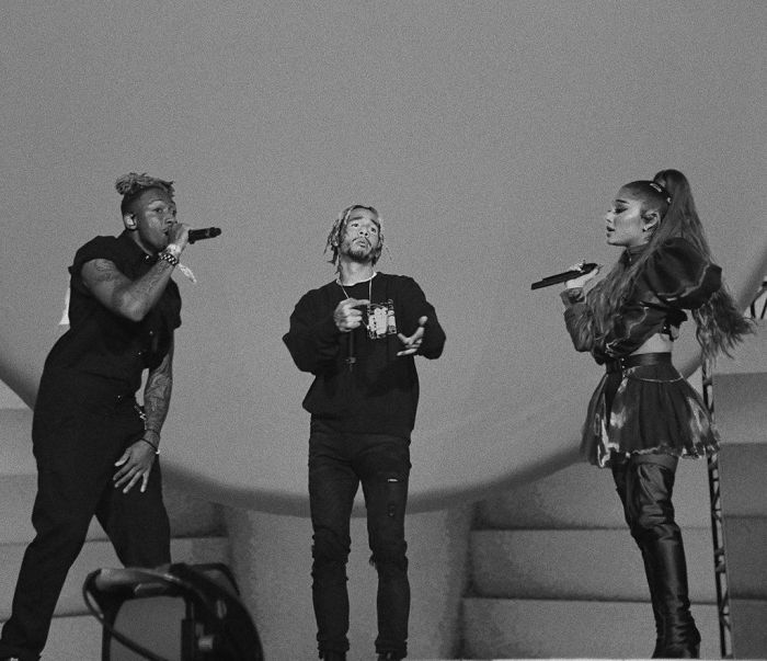 Η Ariana Grande με τον Mikey Foster και τον Scootie Anderson σε ρυθμούς «Boyfriend»