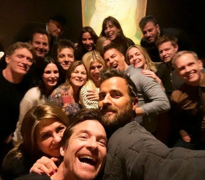 Και ναι, και ο Justin Theroux στο παρεάκι. Jen μου πώς το κάνεις; Μας λες;