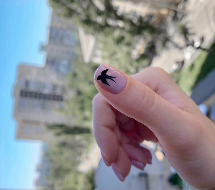Ξέχνα αυτά που ήξερες, το trendy nail art γίνεται πλέον στον αντίχειρα!
