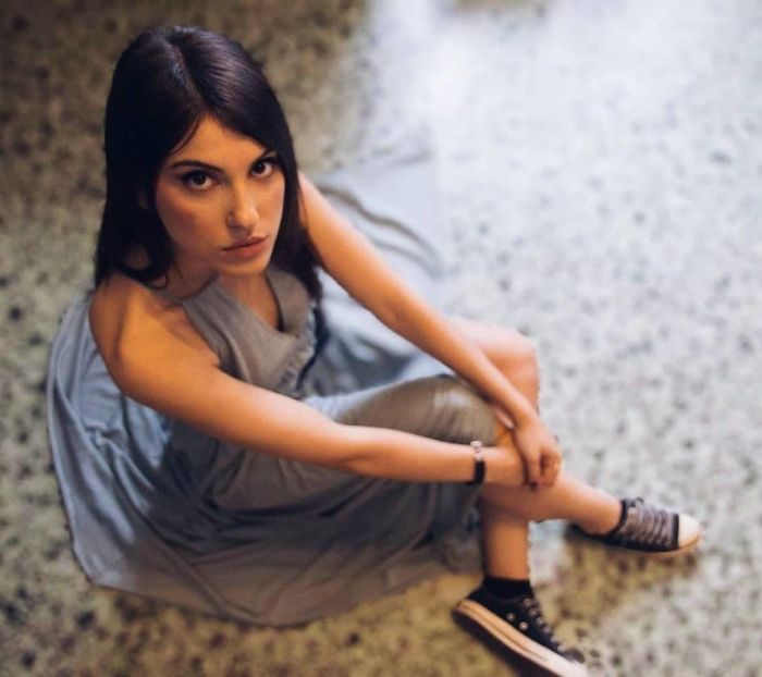 Ανακρίνουμε την τραγουδίστρια Κωνσταντίνα Χριστοπούλου: Οι Stavento, το Voice και τα σχέδιά της