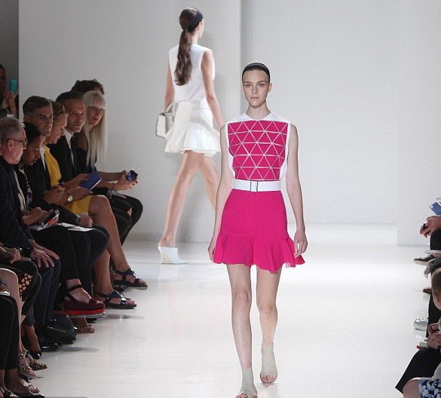 Celebrity από κούνια: Η Harper Beckham στο fashion show της μαμάς δίπλα στην Anna Wintour