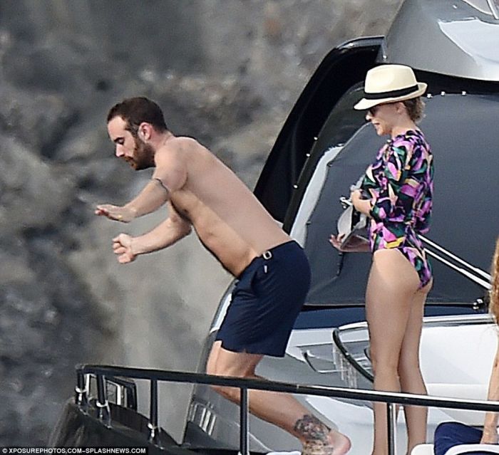 Eίναι 48 ετών και έχει κορμάρα: Η Κylie Minogue με μαγιό είναι κάτι παραπάνω από εντυπωσιακή