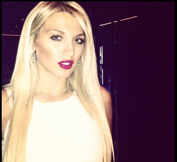 Καμπύλες που κόβουν την ανάσα: Η Κωνσταντίνα Σπυροπούλου με sexy μαγιό (φωτό)