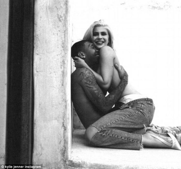 Η Kylie Jenner εύχεται στον Tyga με την πιο ιδιαίτερη και sexy φωτογραφία της και γίνεται viral