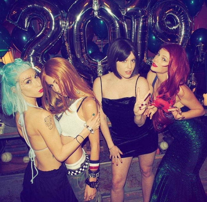 Οι αγαπημένοι σου διάσημοι μπέρδεψαν την Πρωτοχρονιά με τις Απόκριες! Μάθε γιατί