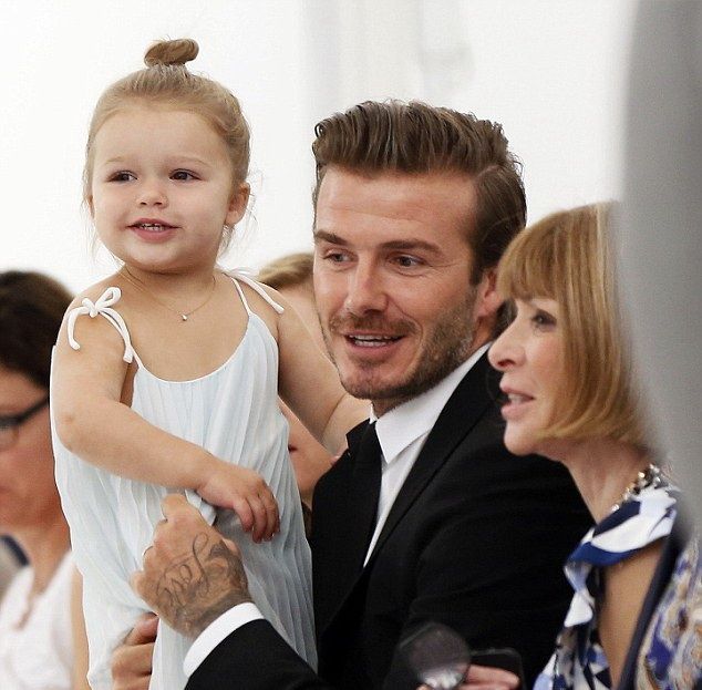 Celebrity από κούνια: Η Harper Beckham στο fashion show της μαμάς δίπλα στην Anna Wintour