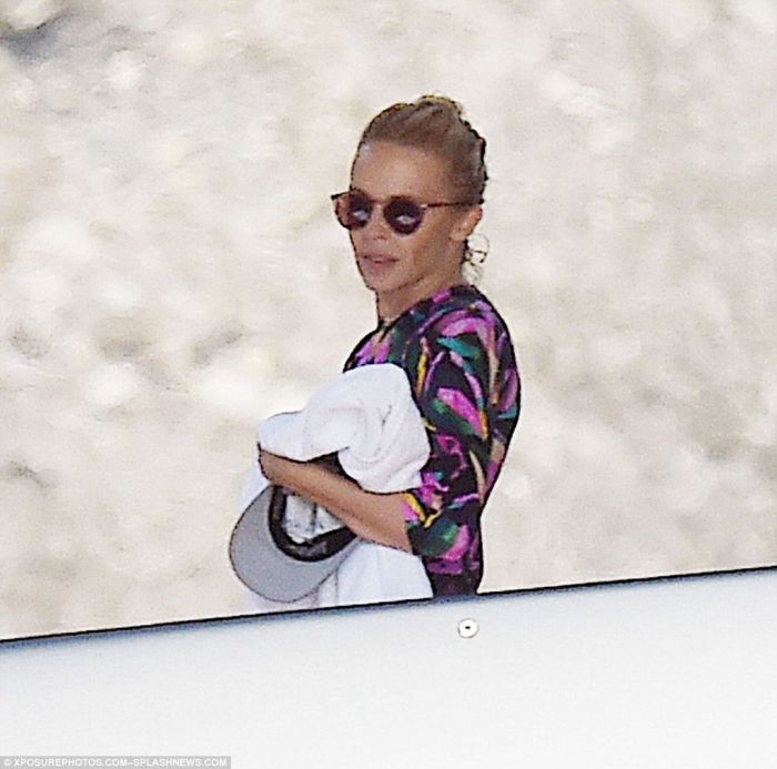 Eίναι 48 ετών και έχει κορμάρα: Η Κylie Minogue με μαγιό είναι κάτι παραπάνω από εντυπωσιακή