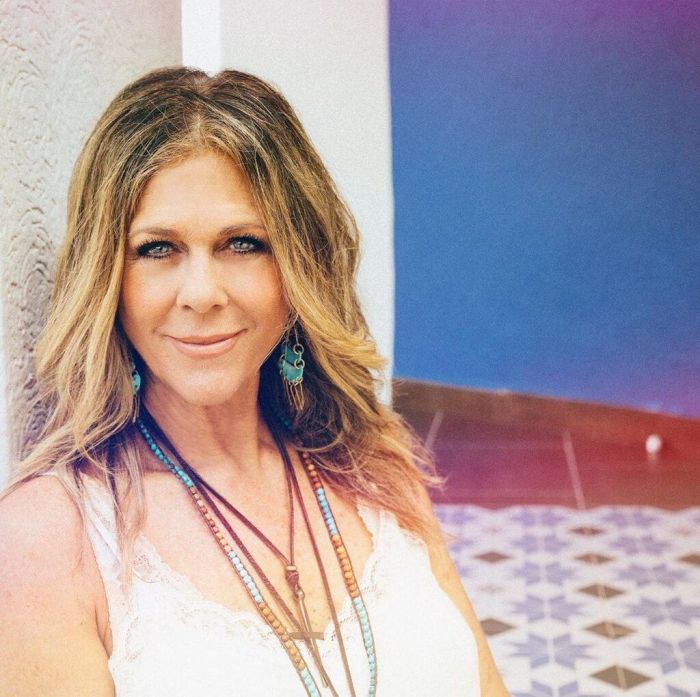 H Rita Wilson έφτιαξε την καλύτερη playlist για όσο μείνεις σπίτι και πρέπει να την ακούσεις ASAP