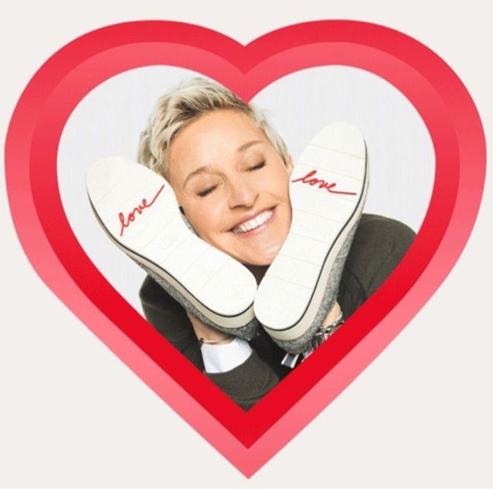 Έχεις αναρωτηθεί γιατί στις σειρές ακούς κόσμο να γελάει; Να ο λόγος!