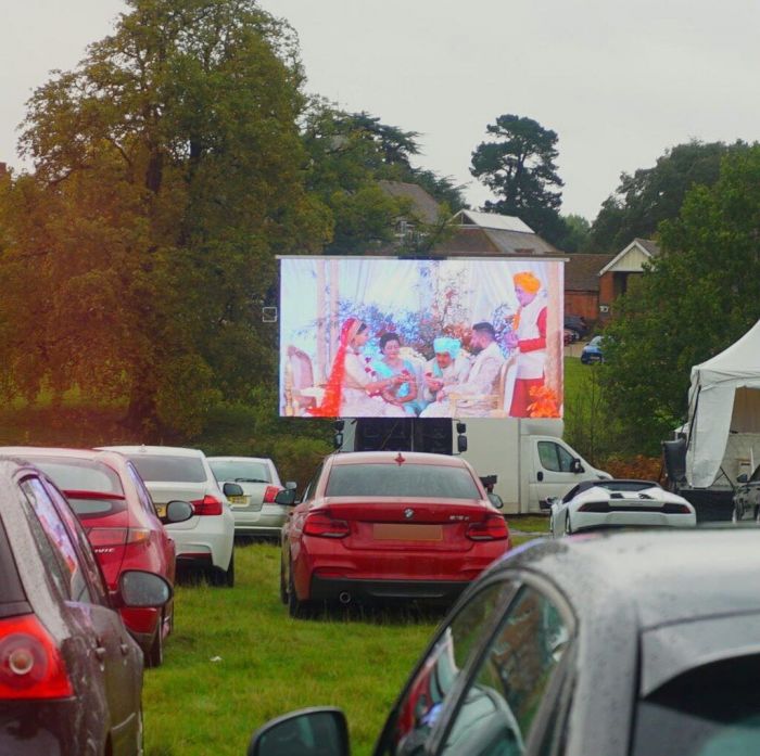 Ζευγάρι στην Αγγλία βρήκε τον πιο έξυπνο τρόπο να παντρευτεί εν μέσω πανδημίας