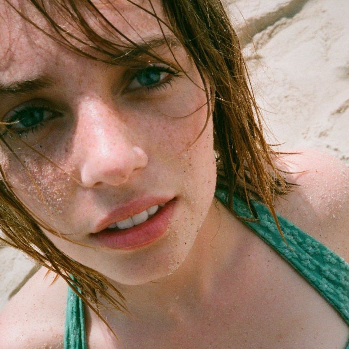 H Maya Hawke έχει κληρονομήσει την ομορφιά της μαμάς της και τη γοητεία του μπαμπά της. 