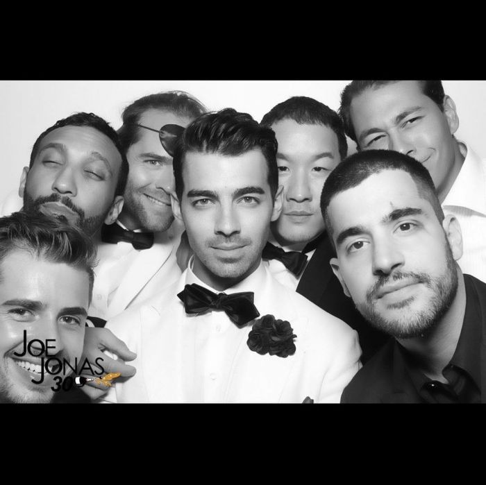 Εδώ, μαζί με όλους τους φίλους του.