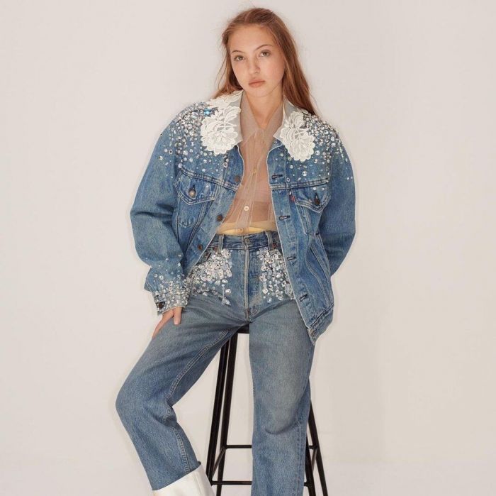 7. Denim Jacket με διακοσμητικά κεντήματα: Για πιο επίσημες περιστάσεις, επίλεξε ένα denim jacket και ένα ασορτί παντελόνι με διακοσμητικά κεντήματα. @levis