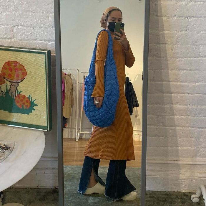 Φόρεσε ενα τζιν καμπάνα με σκίσιμο για να αποκαλύψεις μόνο μέρος του παπούτσιού σου @mariaalia