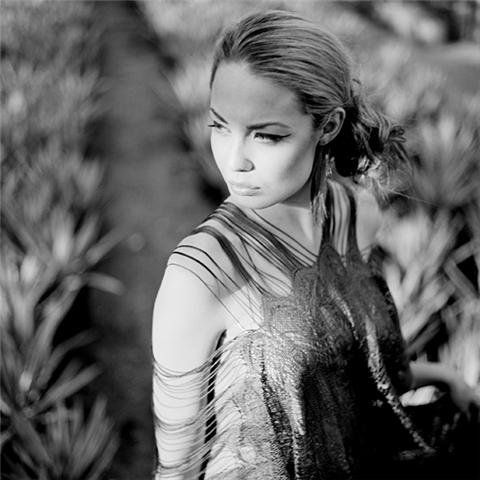 Το κορίτσι στο πλάι του Θανάση και της Νάντιας που κλέβει τις εντυπώσεις