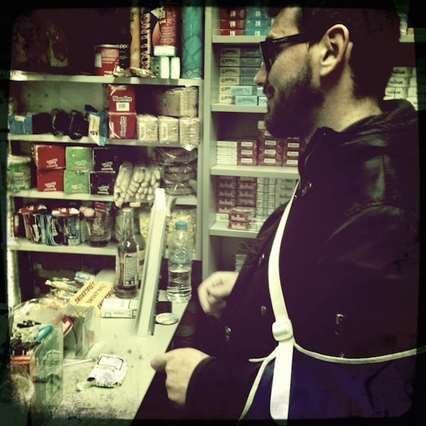 Η ζωή στο κουρμπέτι: Δουλέψαμε μια μέρα στο hipster περίπτερο